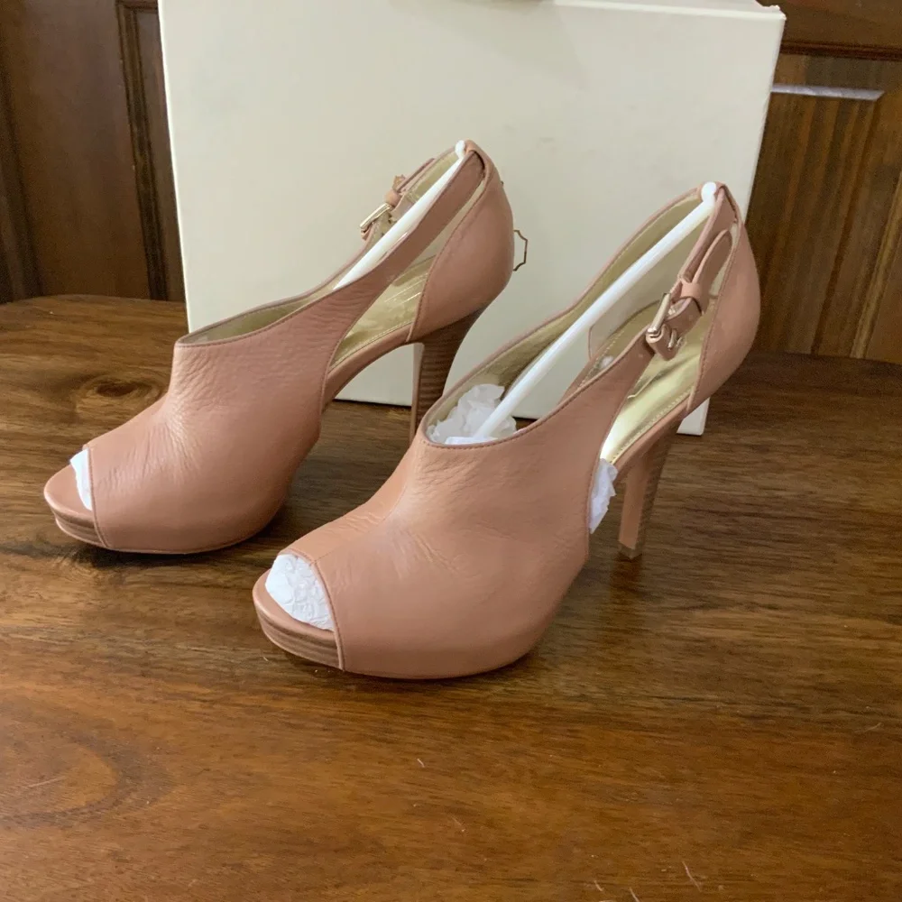 COACH Apryl Nude Nubuck Cut Out Peep Toe Logo‎ Buckle Stilettos NIB - Picture 7 of 14
